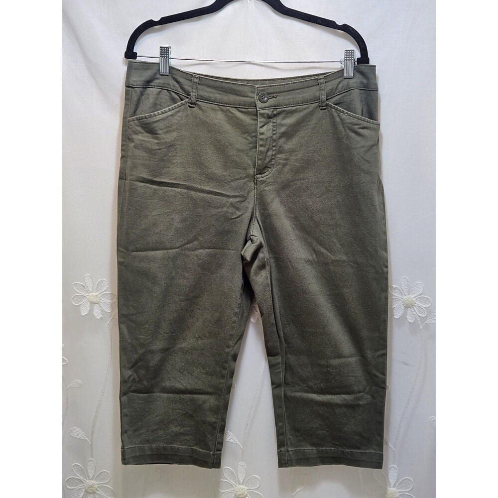 St Johns Bay Womens Size 14 Green Capri Pants Solid Basic Comfort Earthy Outdoor